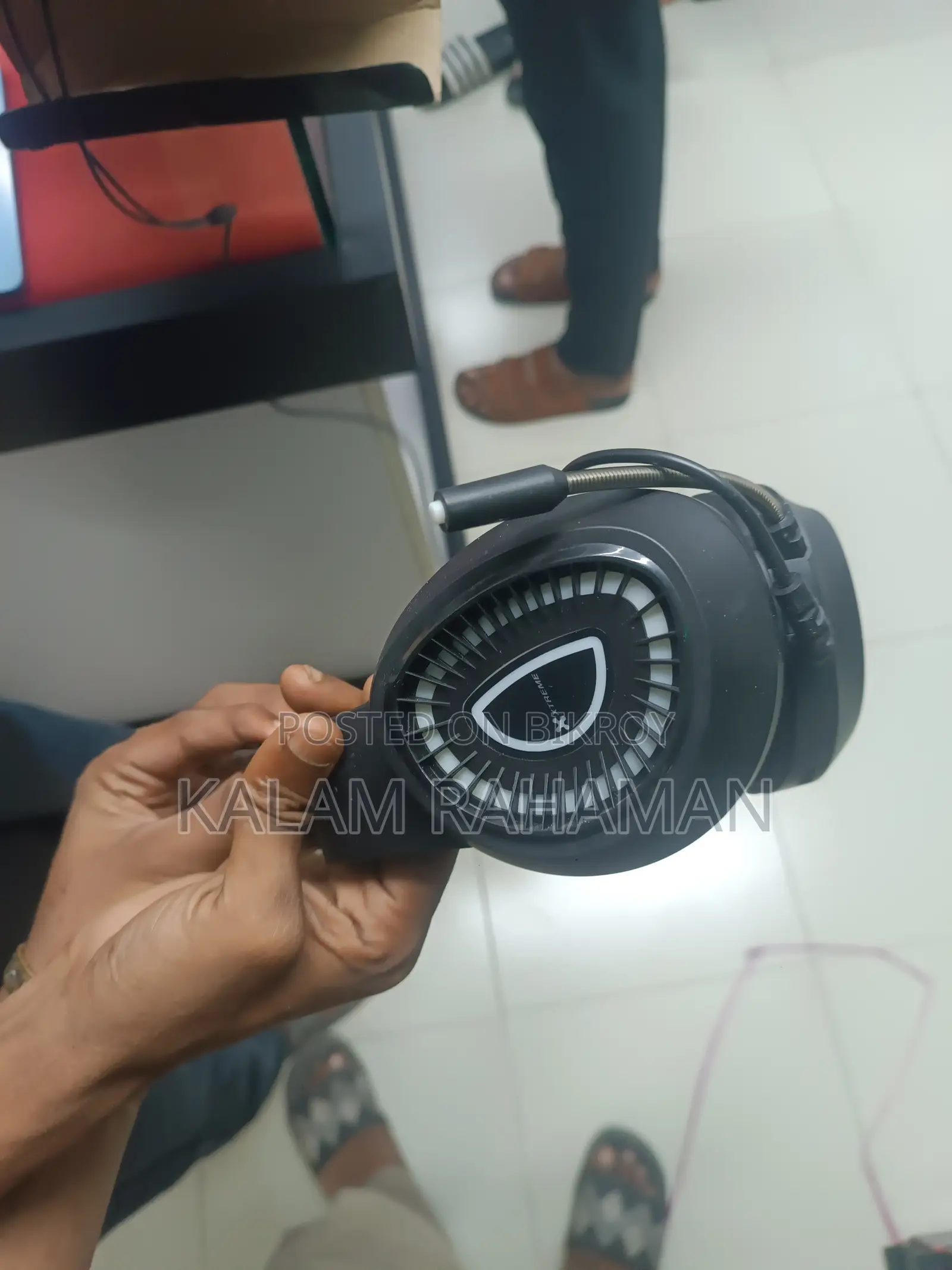 ৮টি হেডফোন