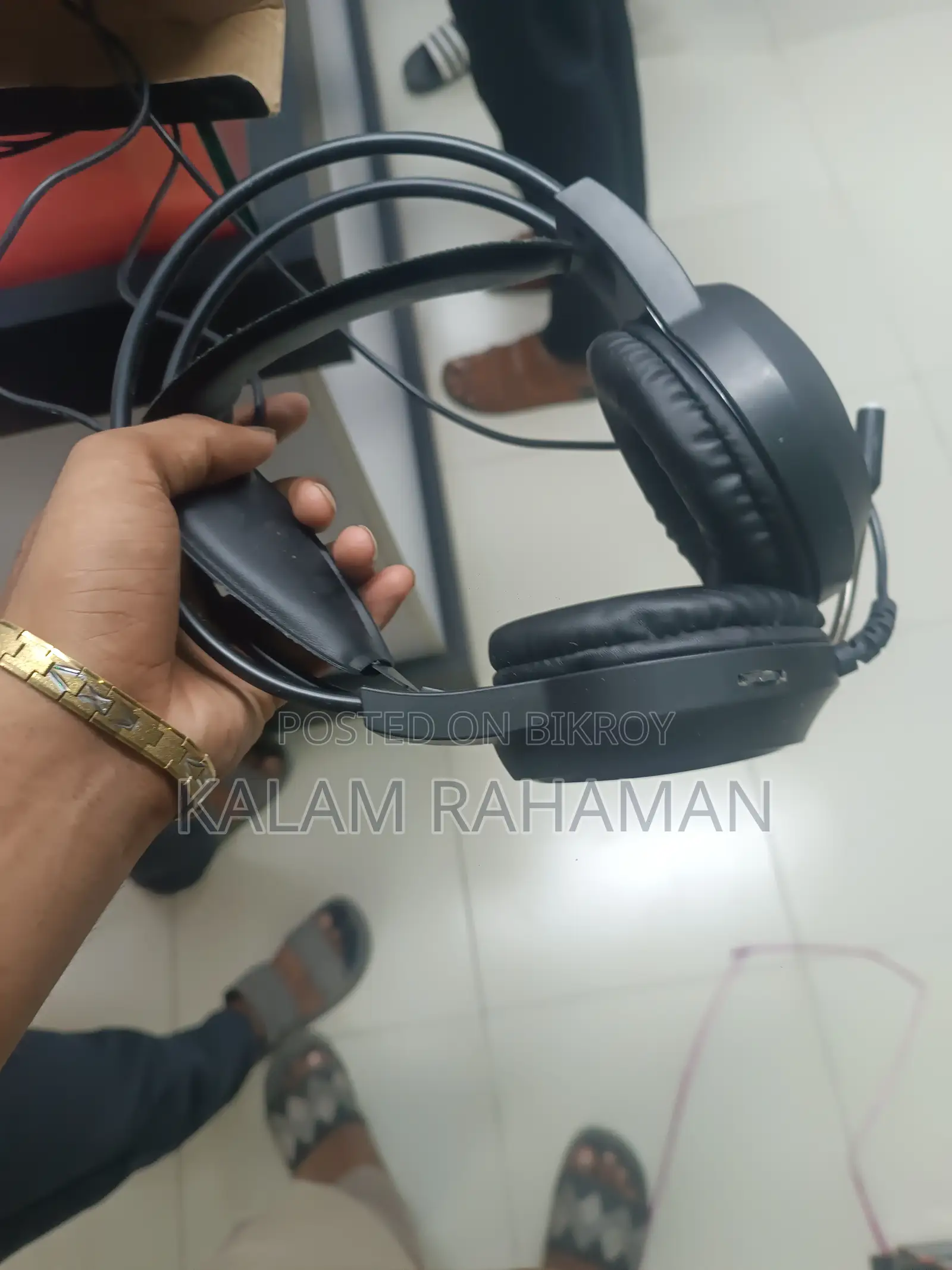 ৮টি হেডফোন