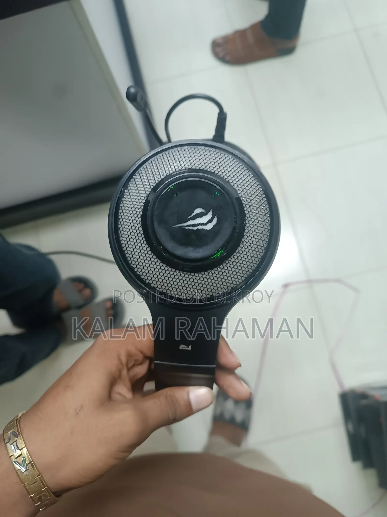 ৮টি হেডফোন