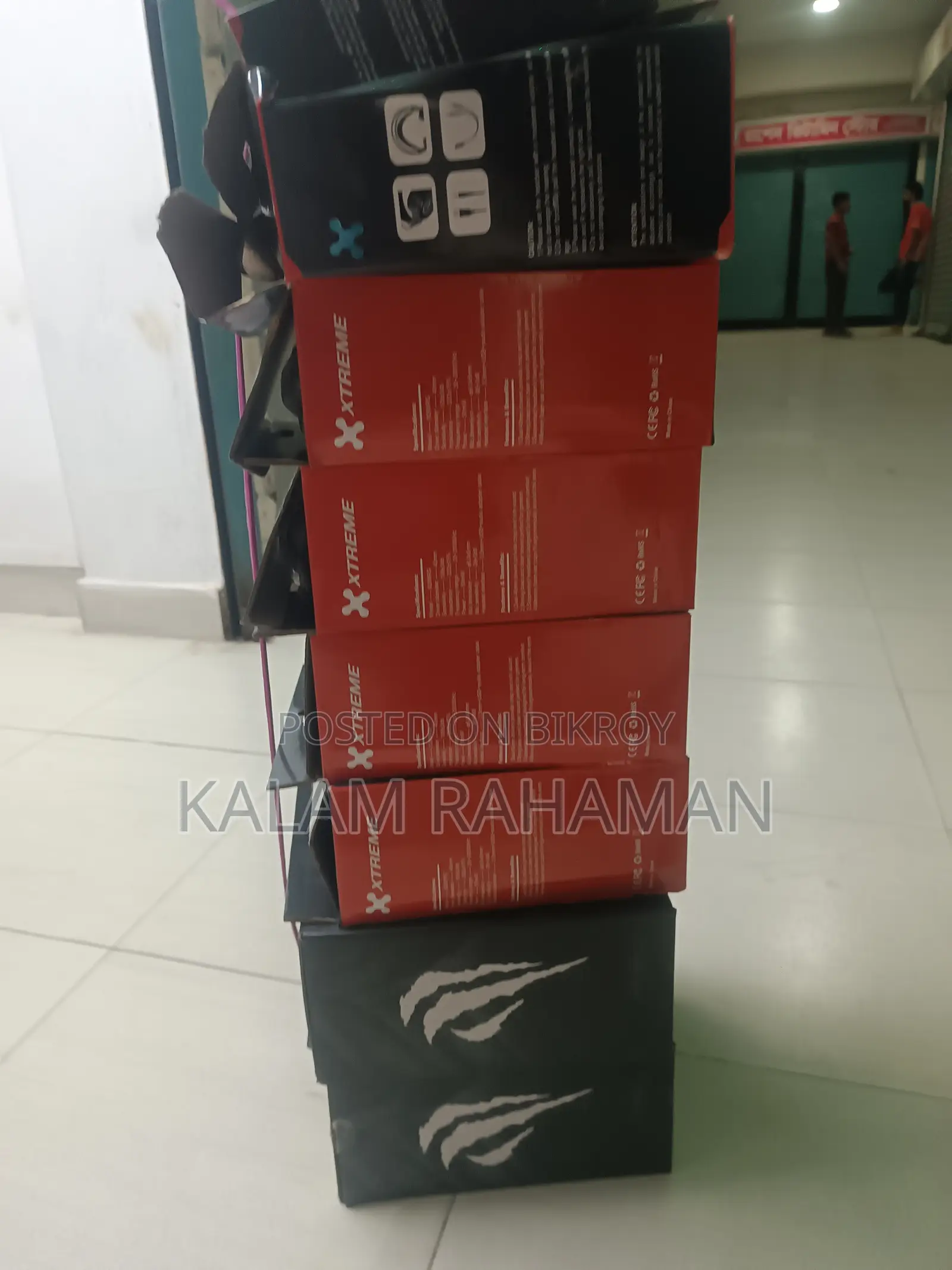 ৮টি হেডফোন