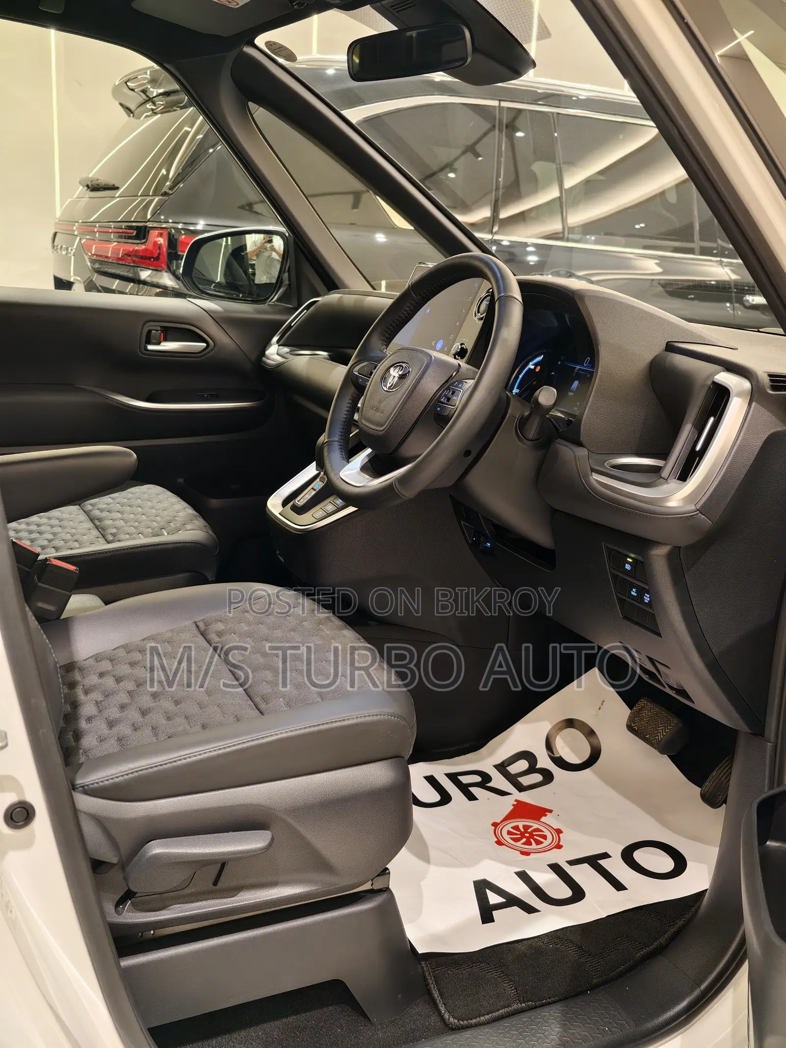 New Toyota Voxy 2025 Pearl