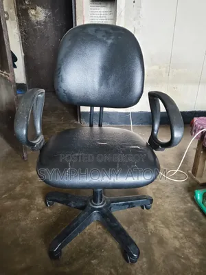 একটি ব্যবহৃত রিভলভিং চেয়ার বিক্রি হবে।