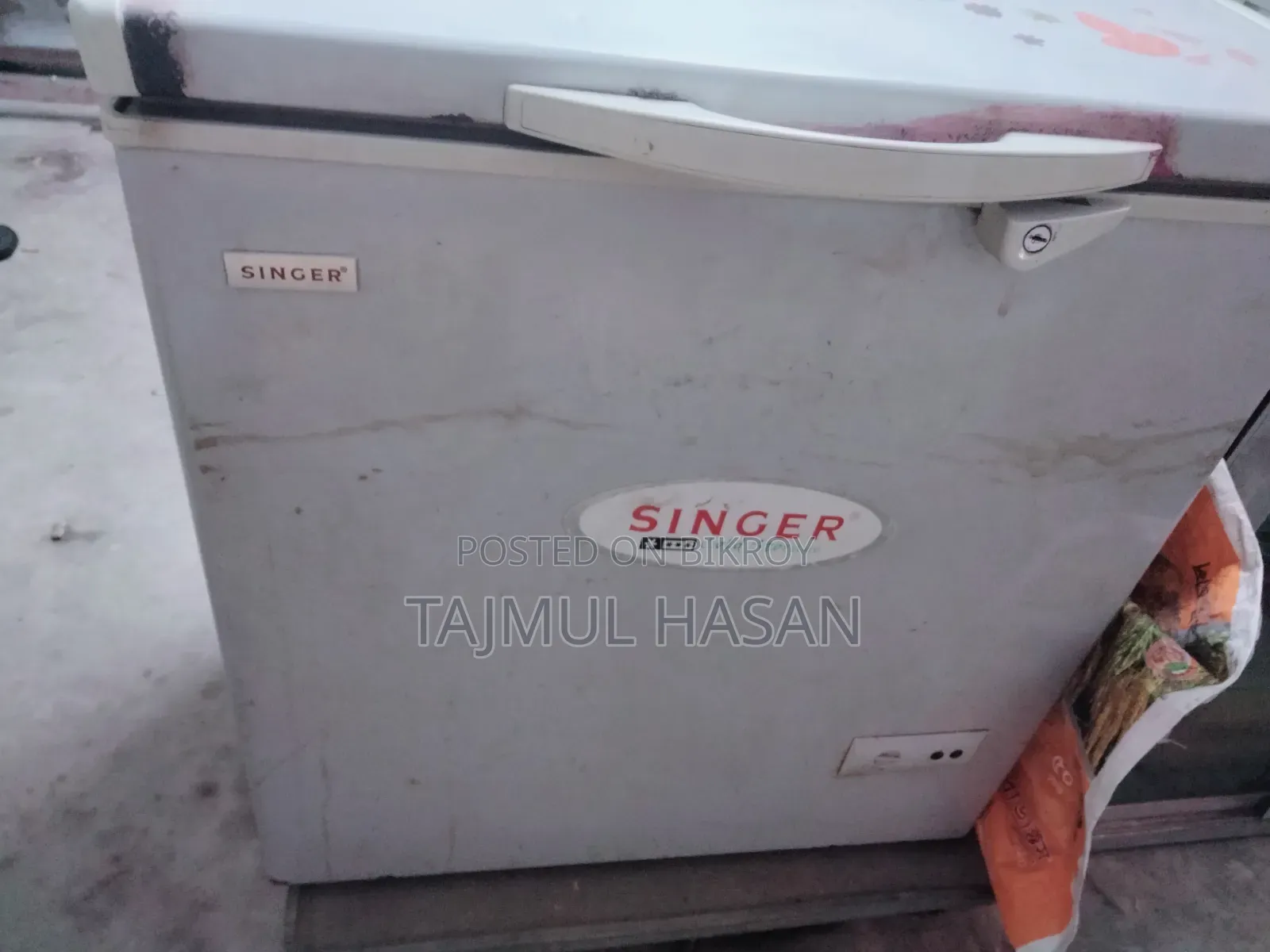 একটা ডিপ ফ্রিজ বিক্রি করা হবে।