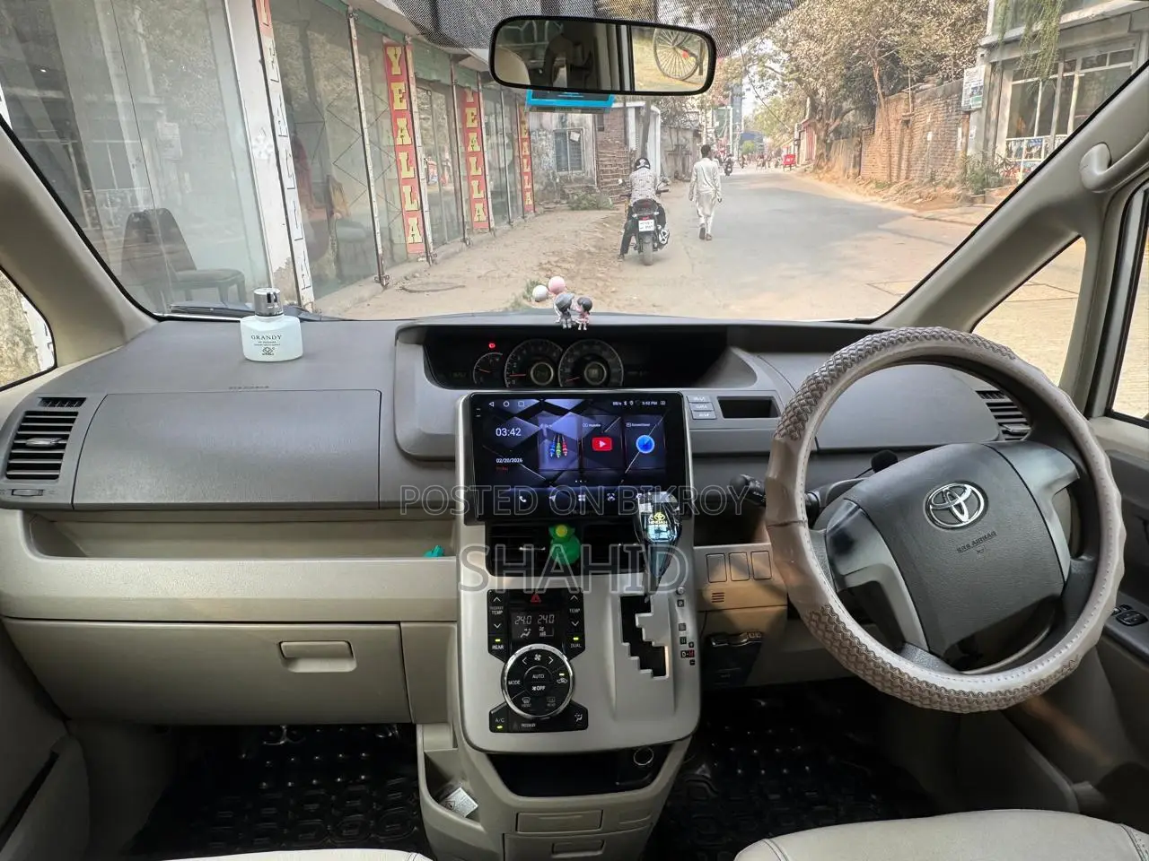 Toyota Noah 2.0 143hp AWD (8 Seater) 2012 Pearl