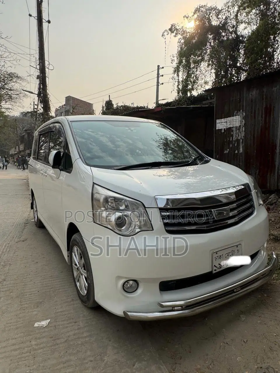 Toyota Noah 2.0 143hp AWD (8 Seater) 2012 Pearl