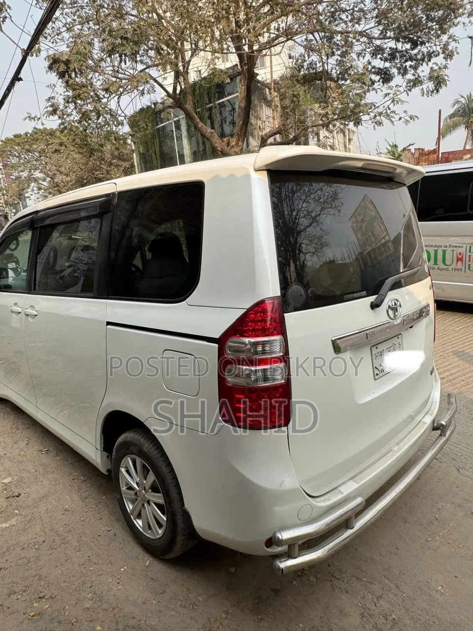 Toyota Noah 2.0 143hp AWD (8 Seater) 2012 Pearl