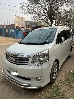 Toyota Noah 2.0 143hp AWD (8 Seater) 2012 Pearl