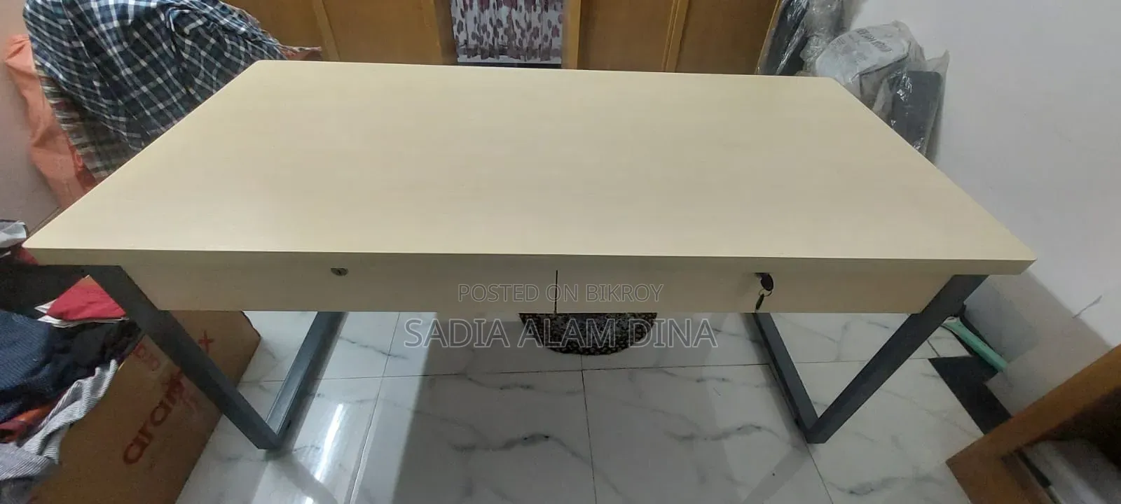অফিস টেবিল