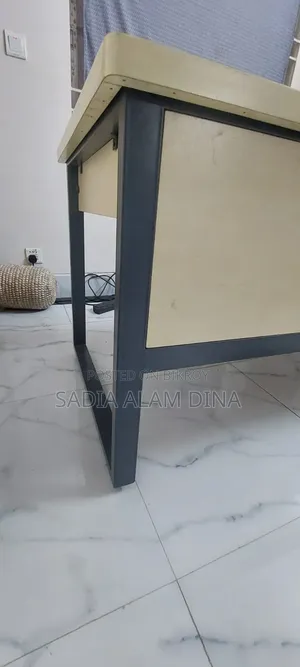 অফিস টেবিল