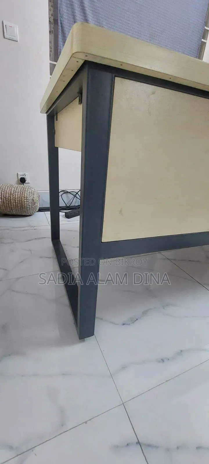 অফিস টেবিল
