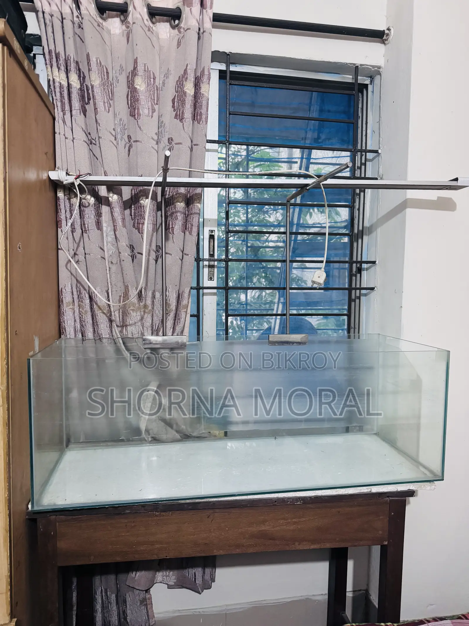 একুরিয়াম (সাথে টেবিল এবং লাইট থাকবে)