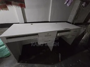 অফিস টেবিল