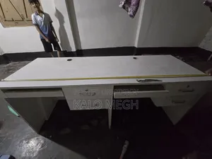 অফিস টেবিল
