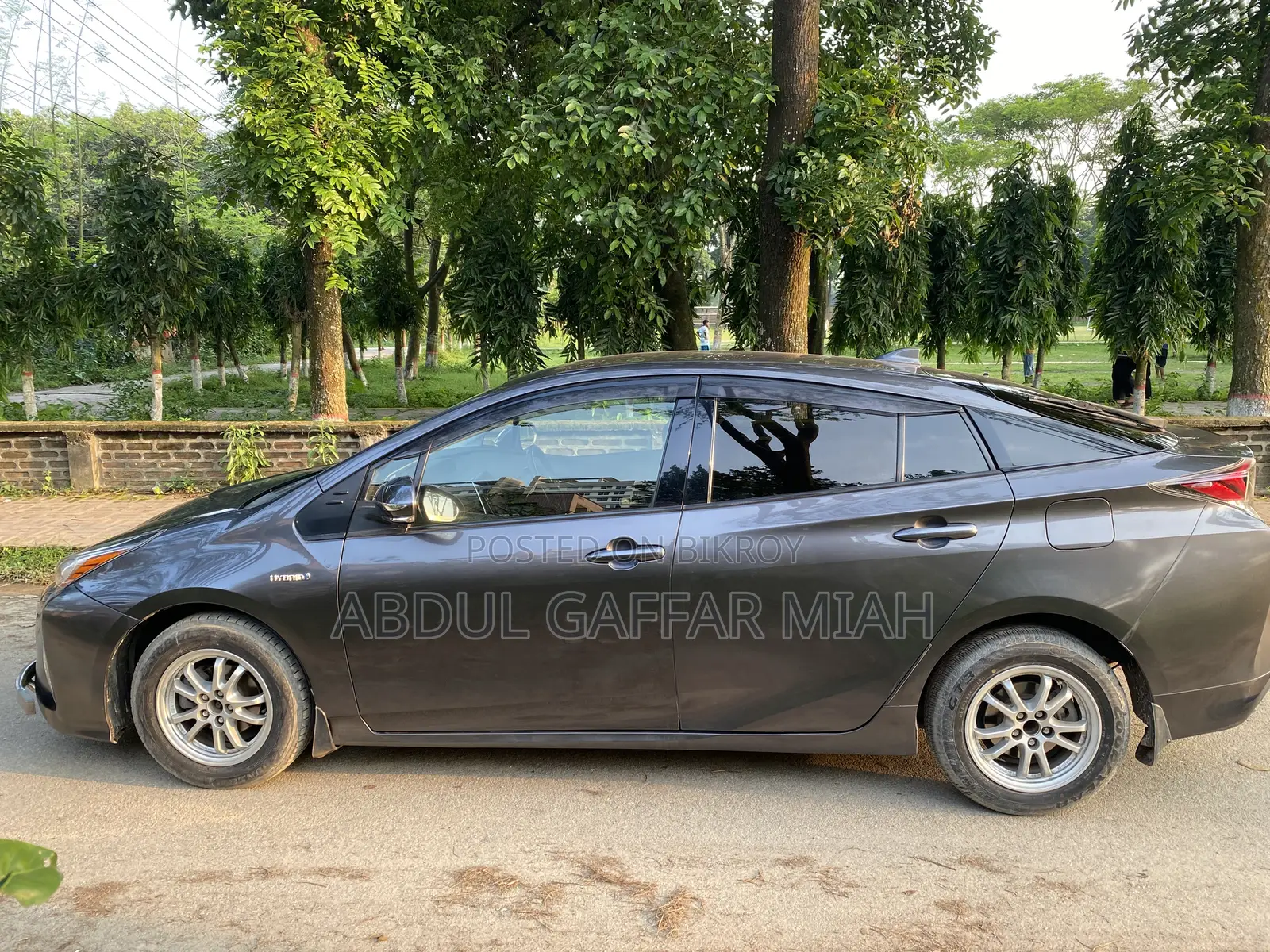 Toyota Prius 4-Door Hatchback (1.8L 4-Cylinder Gas/Electric Hybrid CVT) 2016
