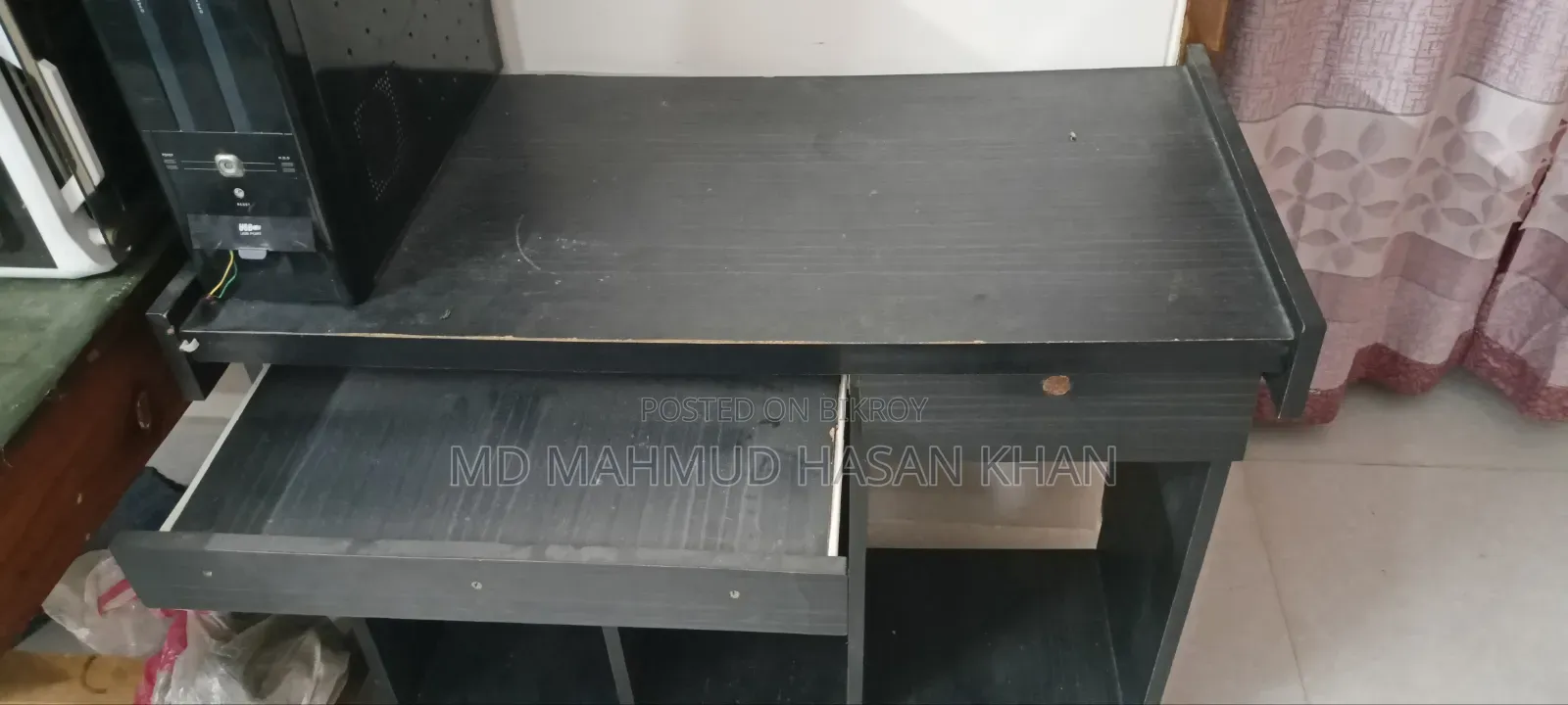 কম্পিউটার টেবিল বিক্রি হবে।