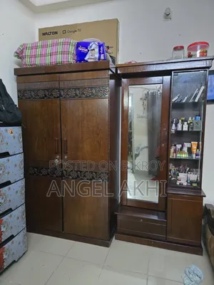 ড্রেসিং টেবিল এবং আলমারি