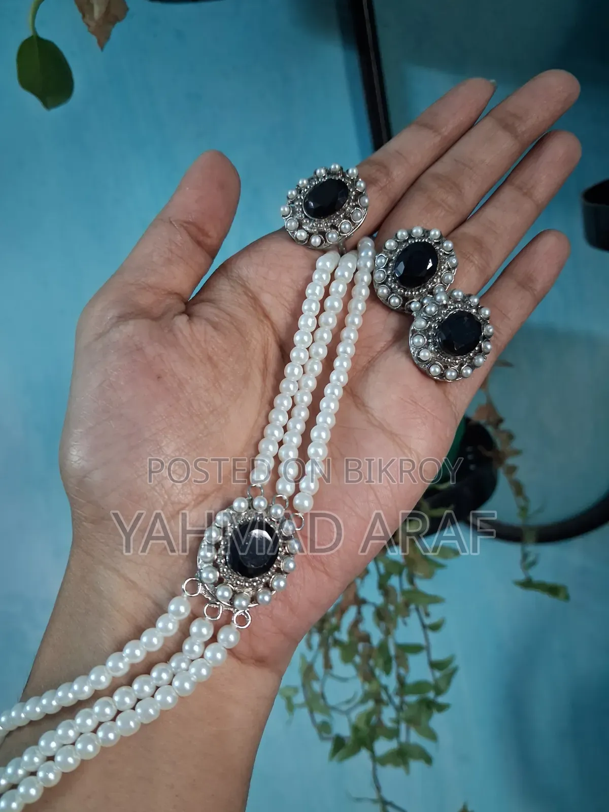 সাদা এবং রুপালি রঙের জুয়েলারি কম্বো