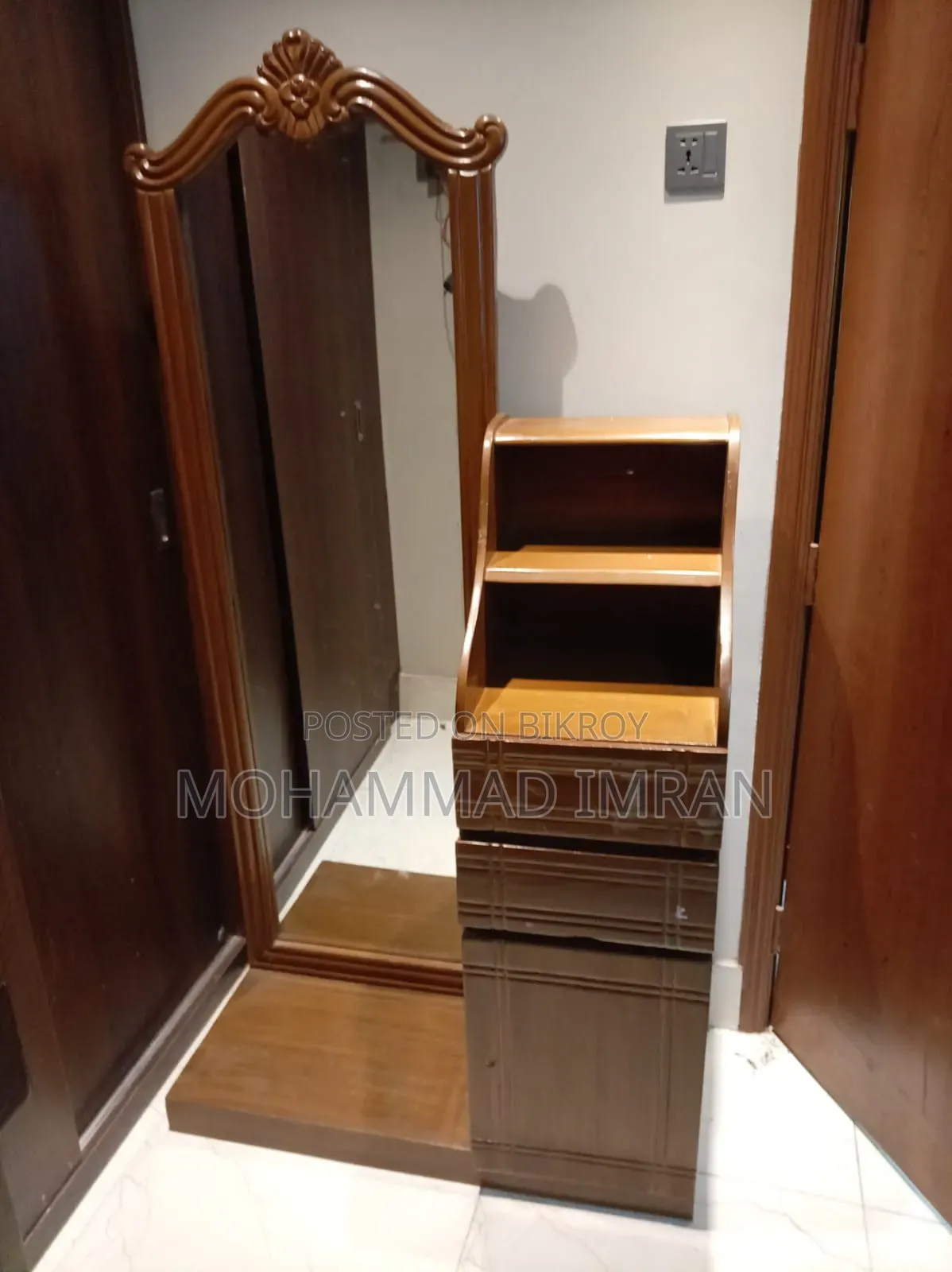 Wooden Dressing Table With Mirror