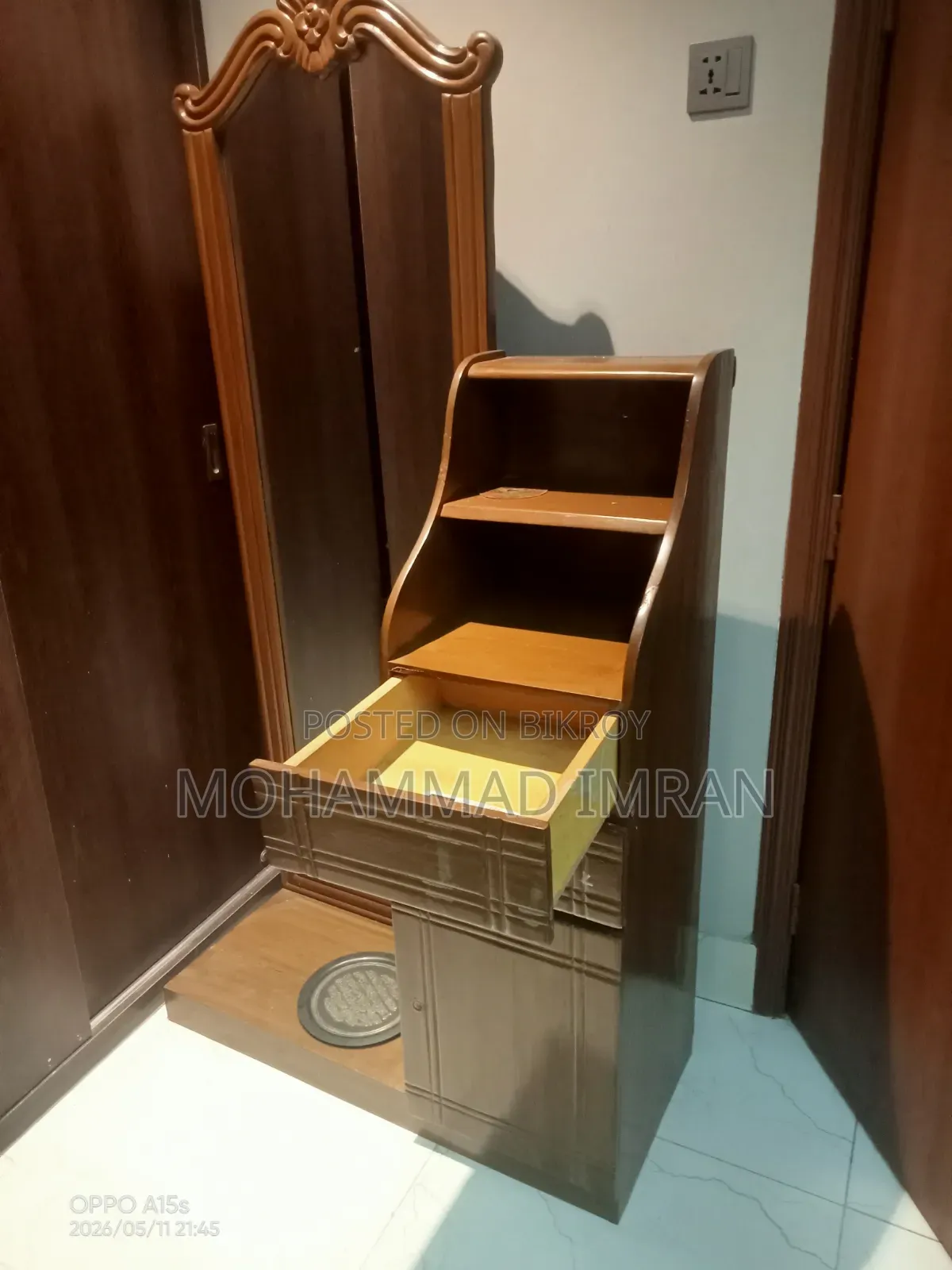 Wooden Dressing Table With Mirror