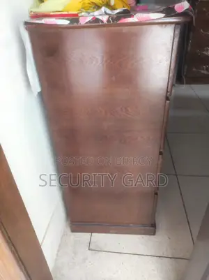 ব্যবহৃত ওয়ারড্রোব