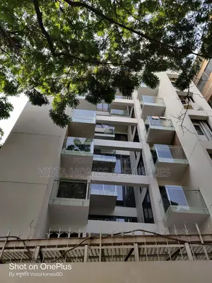 গুলশান-১ লেকসাইডে ৩,৯০০ বর্গফুটের ফুল ফ্লোর (দুটি অ্যাপার্টমেন্ট একত্রে)