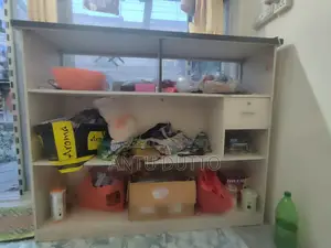 একটি পারটেক্সের দোকানের টেবিল