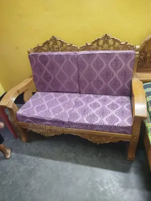 ২ সিটের রাজকীয় কাঠের সোফা এবং আরামদায়ক কুশন