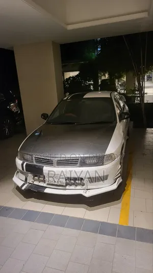 মিতসুবিশি ল্যান্সার ১৯৯৮ সাদা