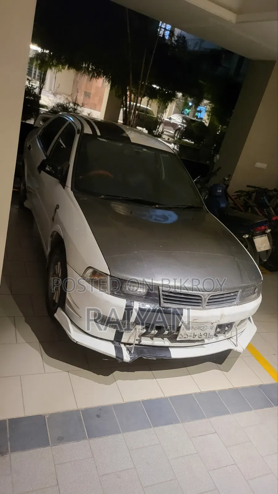 মিতসুবিশি ল্যান্সার ১৯৯৮ সাদা