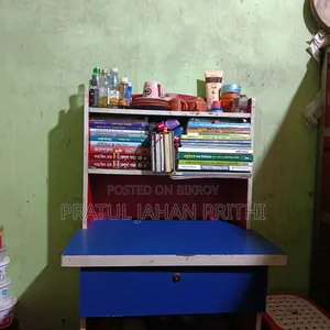পড়ার টেবিল
