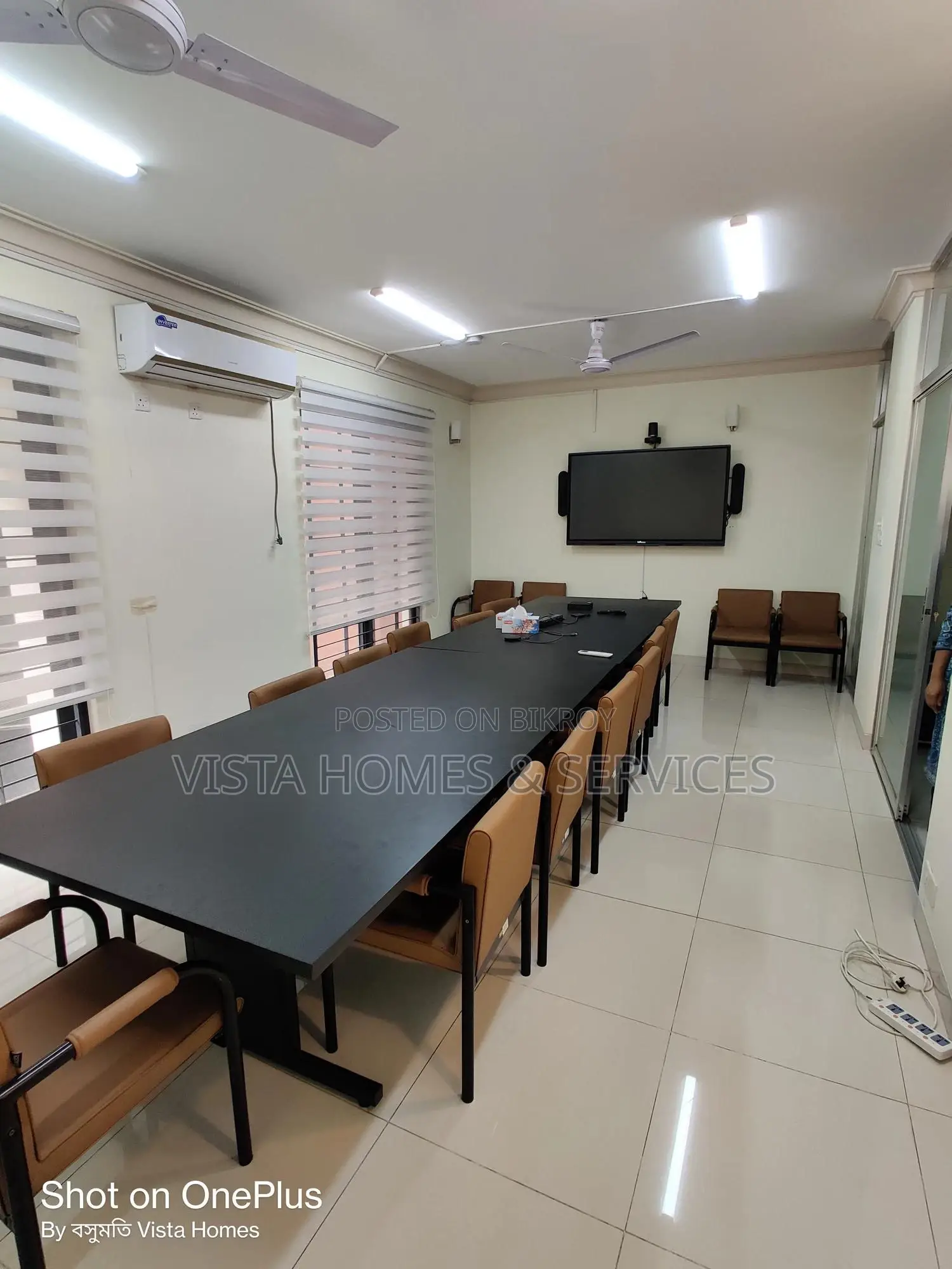 গুলশান-১ লেকসাইডে ৩,৯০০ বর্গফুটের সম্পূর্ণ ফ্লোর (দুটি অ্যাপার্টমেন্ট একসাথে)