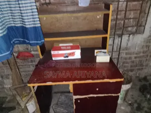 পড়ার টেবিল