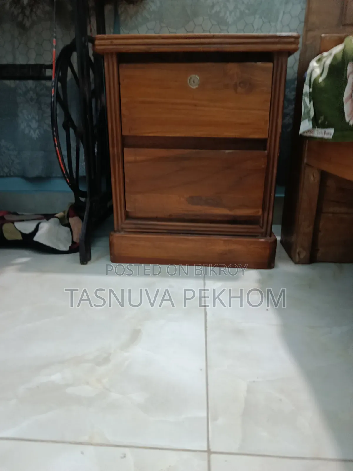 ২টি চেয়ার এবং বেড সাইড টেবিল