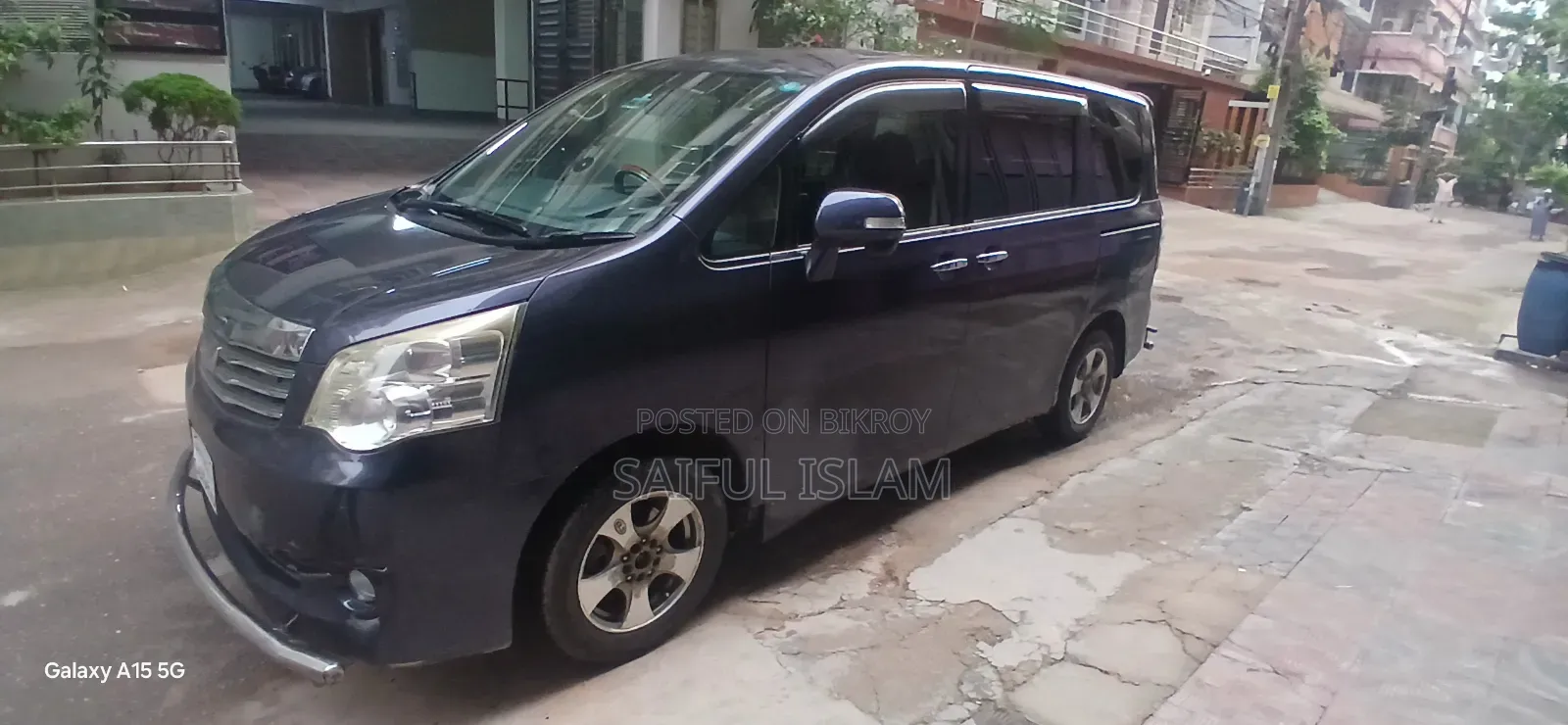 Toyota Noah 2.0 143hp AWD (8 Seater) 2010 Maroon