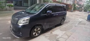 Toyota Noah 2.0 143hp AWD (8 Seater) 2010 Maroon