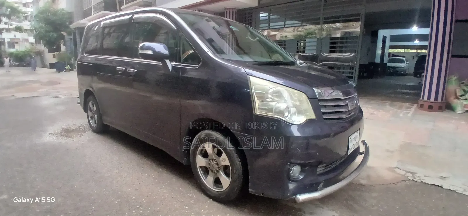 Toyota Noah 2.0 143hp AWD (8 Seater) 2010 Maroon