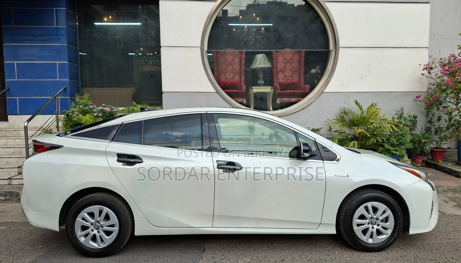 Toyota Prius Two 4dr Hatchback (1.8L 4cyl Gas/Electric Hybrid CVT) 2015