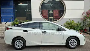 Toyota Prius Two 4dr Hatchback (1.8L 4cyl Gas/Electric Hybrid CVT) 2015