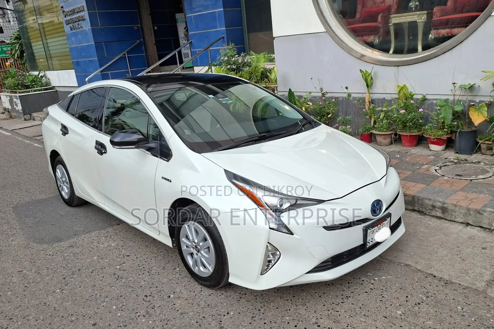 Toyota Prius Two 4dr Hatchback (1.8L 4cyl Gas/Electric Hybrid CVT) 2015