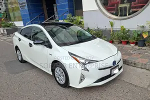 Toyota Prius Two 4dr Hatchback (1.8L 4cyl Gas/Electric Hybrid CVT) 2015