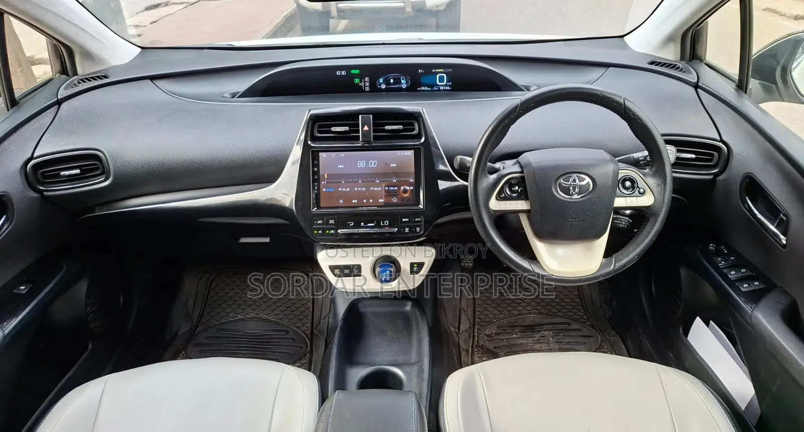 Toyota Prius Two 4dr Hatchback (1.8L 4cyl Gas/Electric Hybrid CVT) 2015
