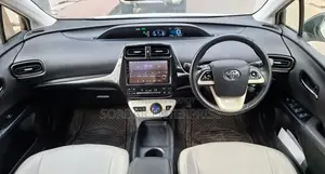 Toyota Prius Two 4dr Hatchback (1.8L 4cyl Gas/Electric Hybrid CVT) 2015