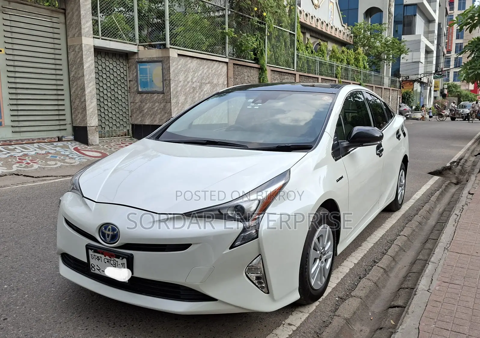 Toyota Prius Two 4dr Hatchback (1.8L 4cyl Gas/Electric Hybrid CVT) 2015