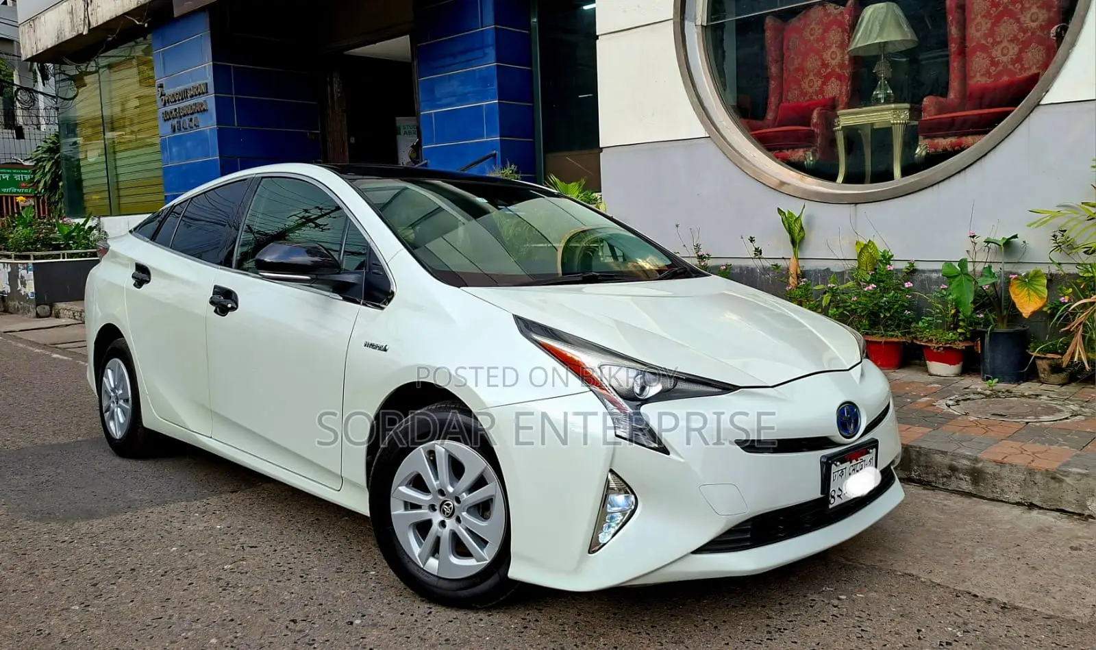 Toyota Prius Two 4dr Hatchback (1.8L 4cyl Gas/Electric Hybrid CVT) 2015