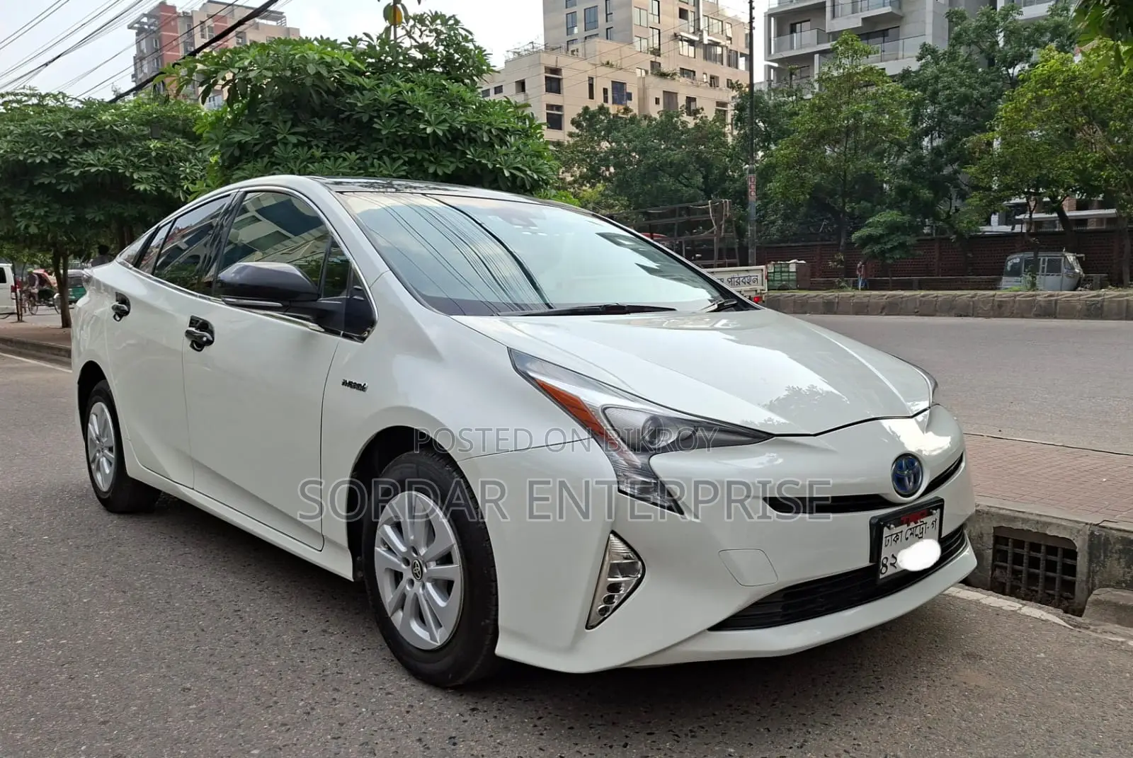 Toyota Prius Two 4dr Hatchback (1.8L 4cyl Gas/Electric Hybrid CVT) 2015