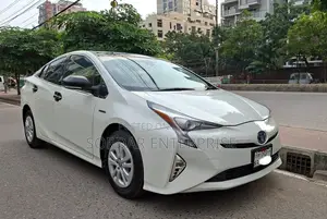 Toyota Prius Two 4dr Hatchback (1.8L 4cyl Gas/Electric Hybrid CVT) 2015