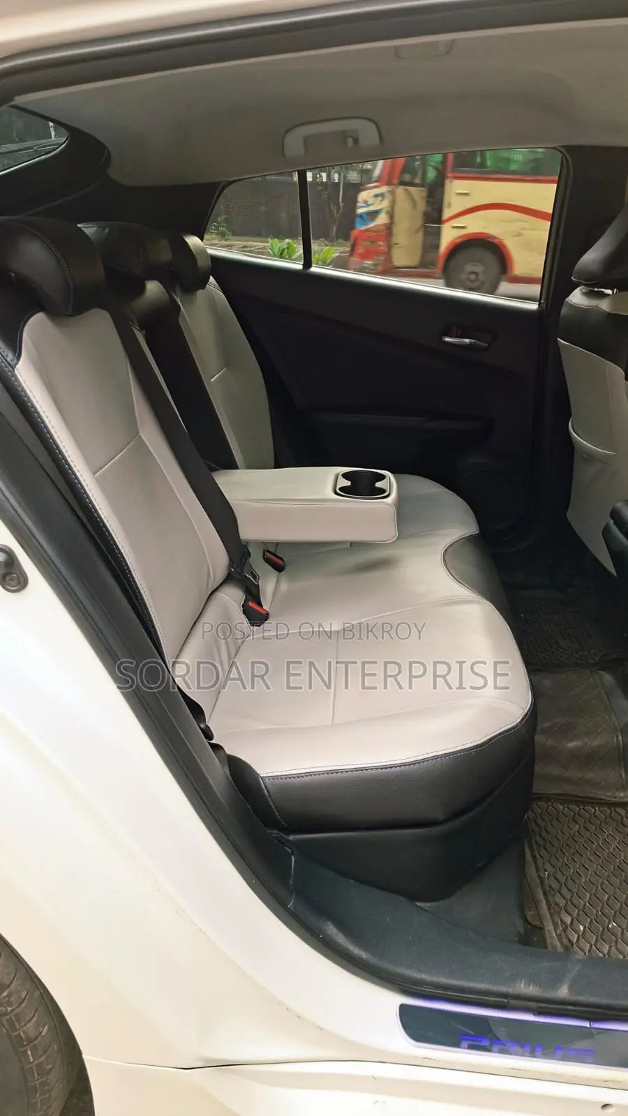 Toyota Prius Two 4dr Hatchback (1.8L 4cyl Gas/Electric Hybrid CVT) 2015