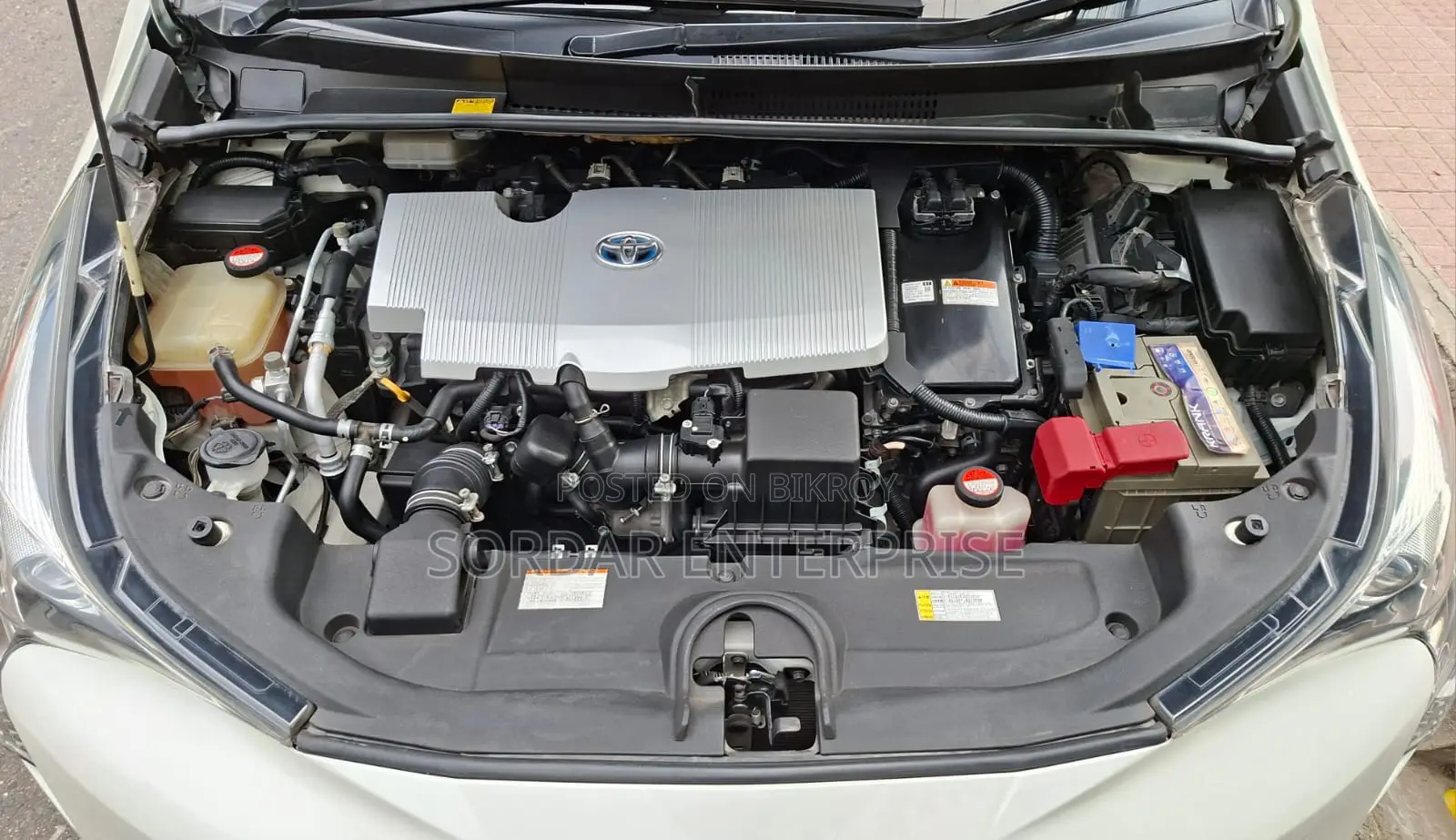 Toyota Prius Two 4dr Hatchback (1.8L 4cyl Gas/Electric Hybrid CVT) 2015