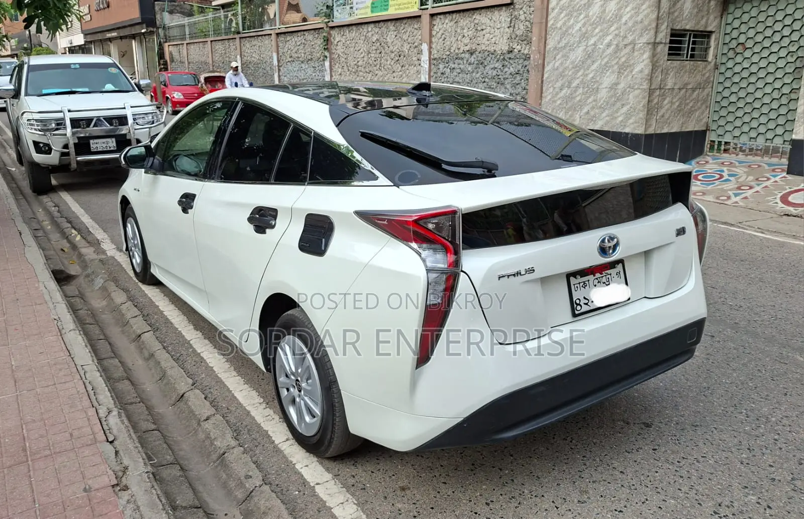 Toyota Prius Two 4dr Hatchback (1.8L 4cyl Gas/Electric Hybrid CVT) 2015