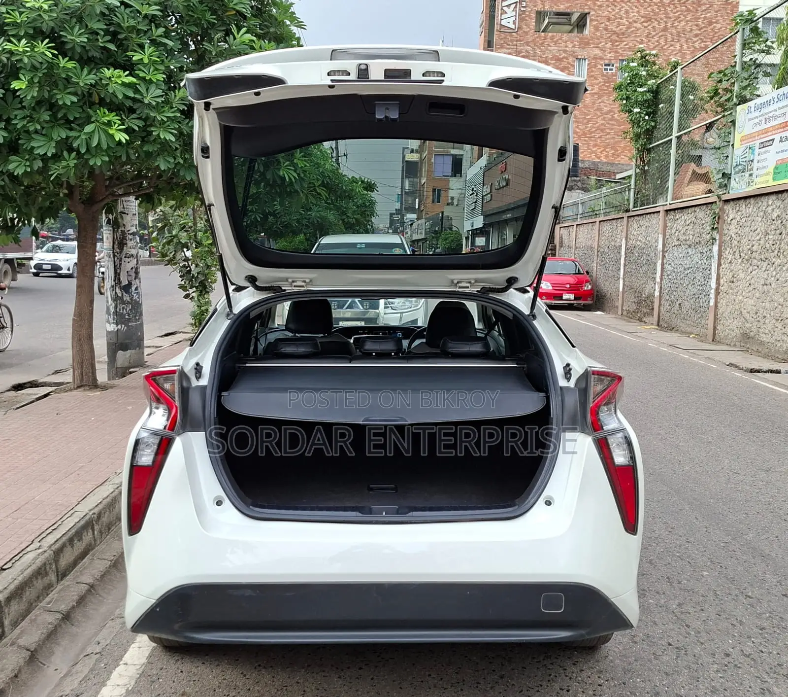 Toyota Prius Two 4dr Hatchback (1.8L 4cyl Gas/Electric Hybrid CVT) 2015
